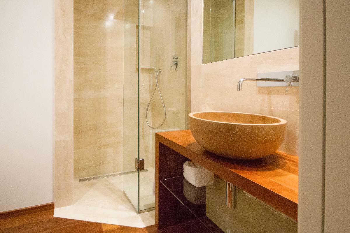 Rivestimento bagno in Marmo Travertino Bagno rivestito in Marmo Travertino con doccia e lavello