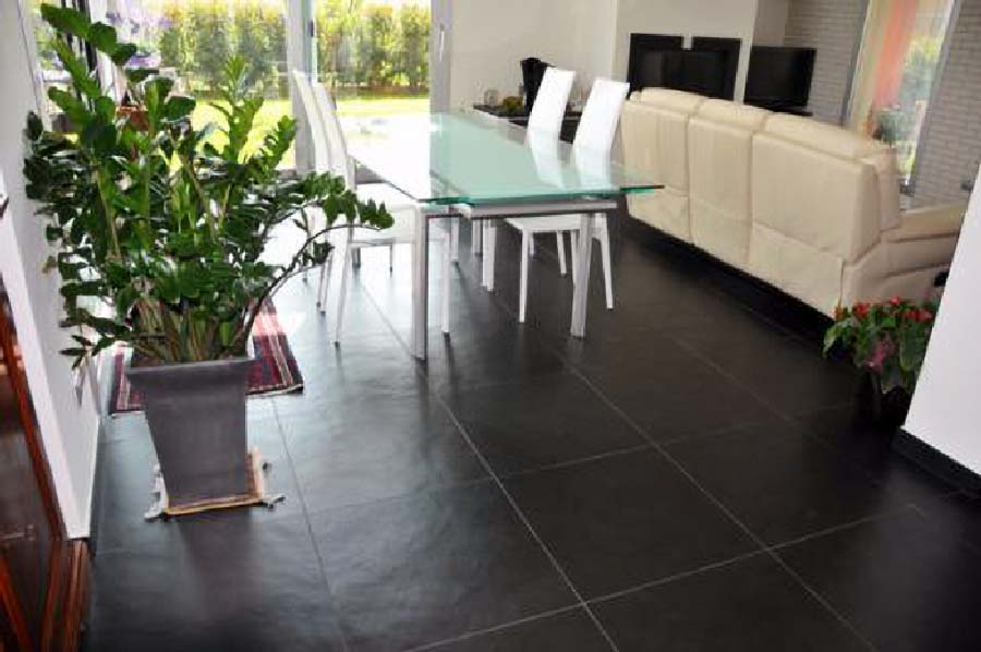 Pavimentazione interna in Ardesia Sala da pranzo con tavolo e pavimento in ardesia