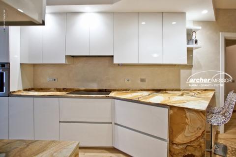 Cucina moderna con top in Quarzite Palomino